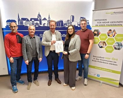 Gemeinsam für die Stärkung der Gesundheit in Salzkotten: v.l. Dr. Thomas Real (Vorsitzender Stadtsportverband Salzkotten), Diethelm Krause (Präsident KSB Paderborn), Ulrich Berger (Bürgermeister der Stadt Salzkotten), Carina Moss (Projektmitarbeiterin KSB Paderborn), Fabian Dirks (Fachdienstleiter Jugend, Kultur und Sport der Stadt Salzkotten). Foto: Marion Hake, Stadt Salzkotten. 