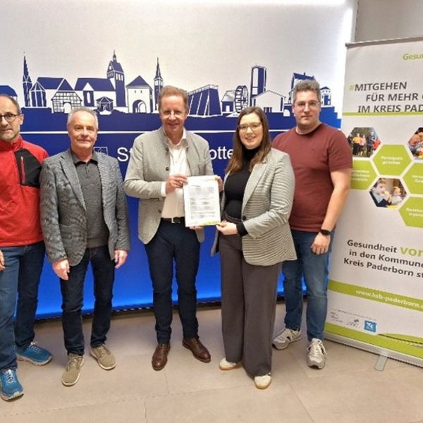 Gemeinsam für die Stärkung der Gesundheit in Salzkotten: v.l. Dr. Thomas Real (Vorsitzender Stadtsportverband Salzkotten), Diethelm Krause (Präsident KSB Paderborn), Ulrich Berger (Bürgermeister der Stadt Salzkotten), Carina Moss (Projektmitarbeiterin KSB Paderborn), Fabian Dirks (Fachdienstleiter Jugend, Kultur und Sport der Stadt Salzkotten). Foto: Marion Hake, Stadt Salzkotten. 