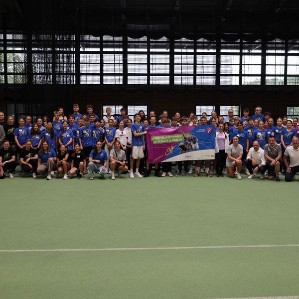 Alle Teilnehmer des Sporthelferforums 2026 im Ahorn Sportpark
